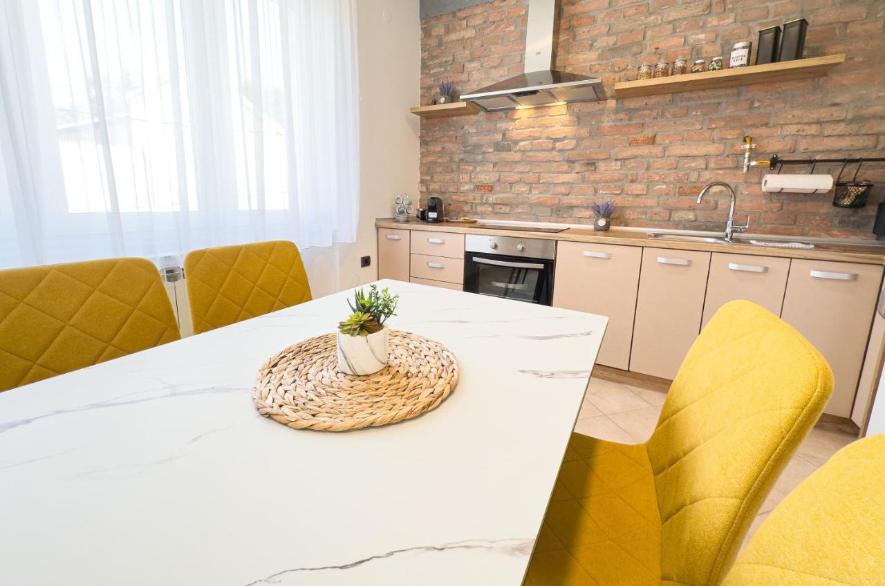 Luxurious And Cosy Brick Apartment - Free Private Parking Sarajevo Bagian luar foto