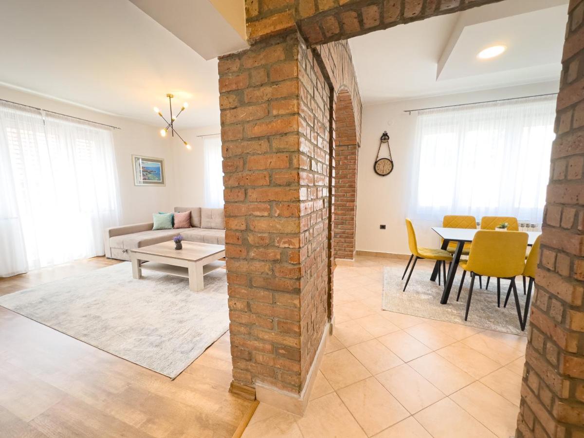 Luxurious And Cosy Brick Apartment - Free Private Parking Sarajevo Bagian luar foto