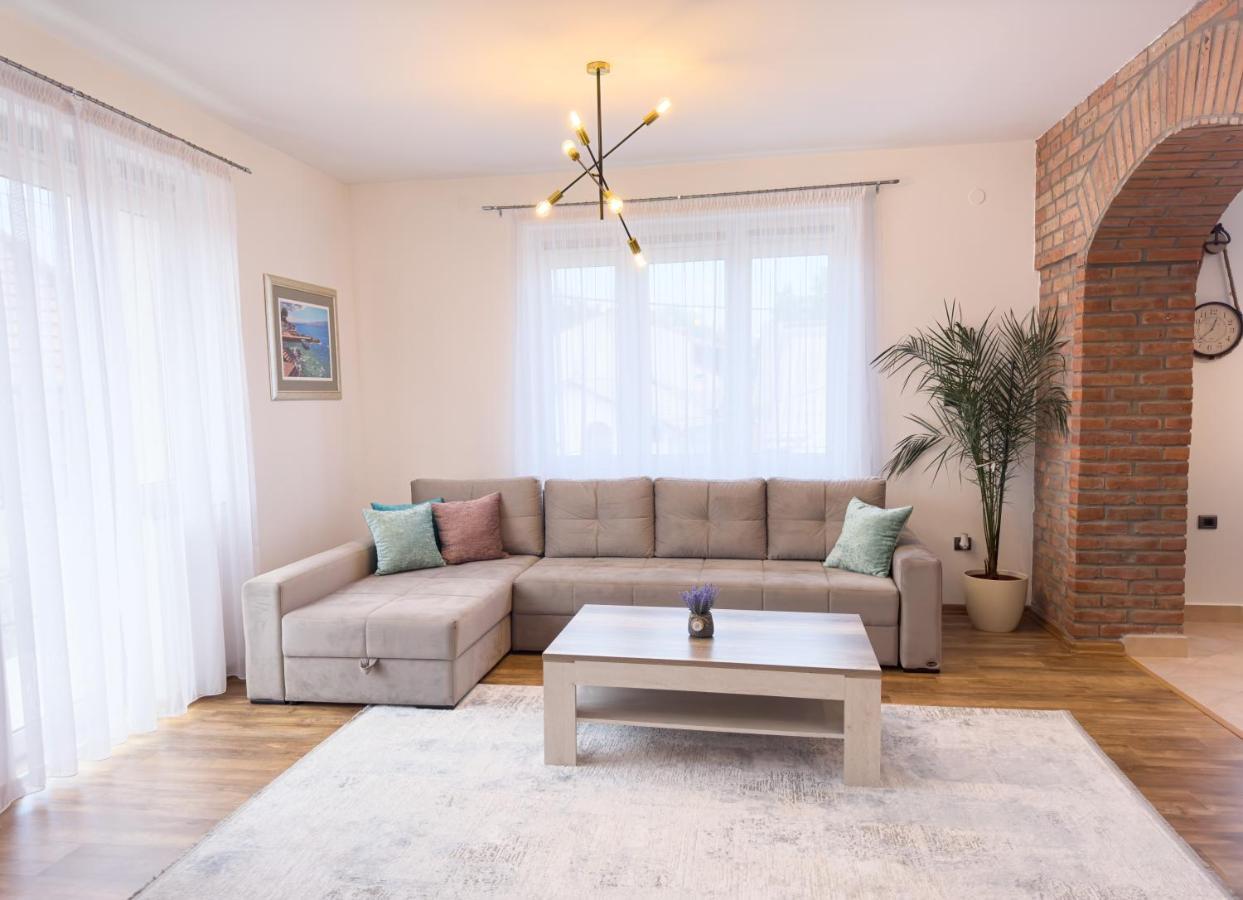 Luxurious And Cosy Brick Apartment - Free Private Parking Sarajevo Bagian luar foto