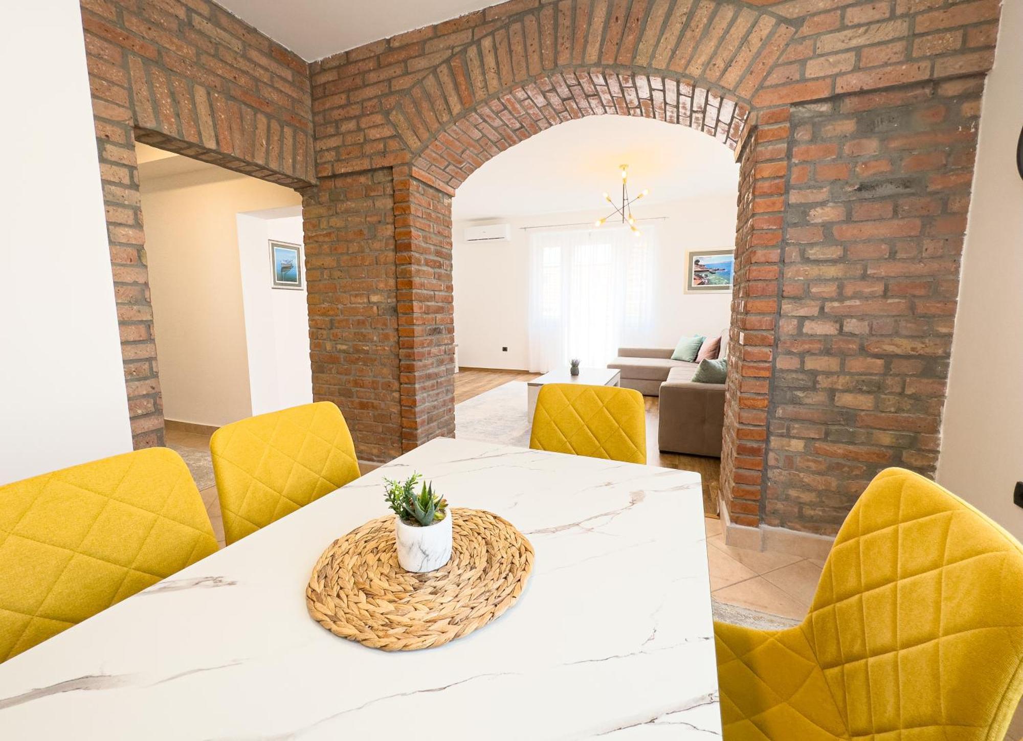 Luxurious And Cosy Brick Apartment - Free Private Parking Sarajevo Bagian luar foto